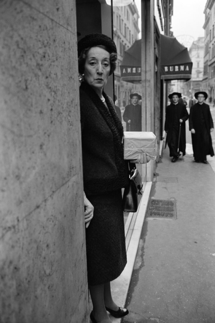 Photographie d'une dame dans une rue 