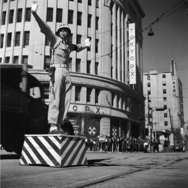 Carrefour à Ginza 4-chôme, Tokyo, 1946 Ken Domon Museum of Photography