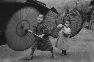 Enfants faisant tourner des parapluies, Ogôchimura photographie de la série Enfants, vers 1937 Ken Domon Museum of Photography