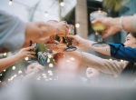 Un groupe d'amis trinquent avec des verres 