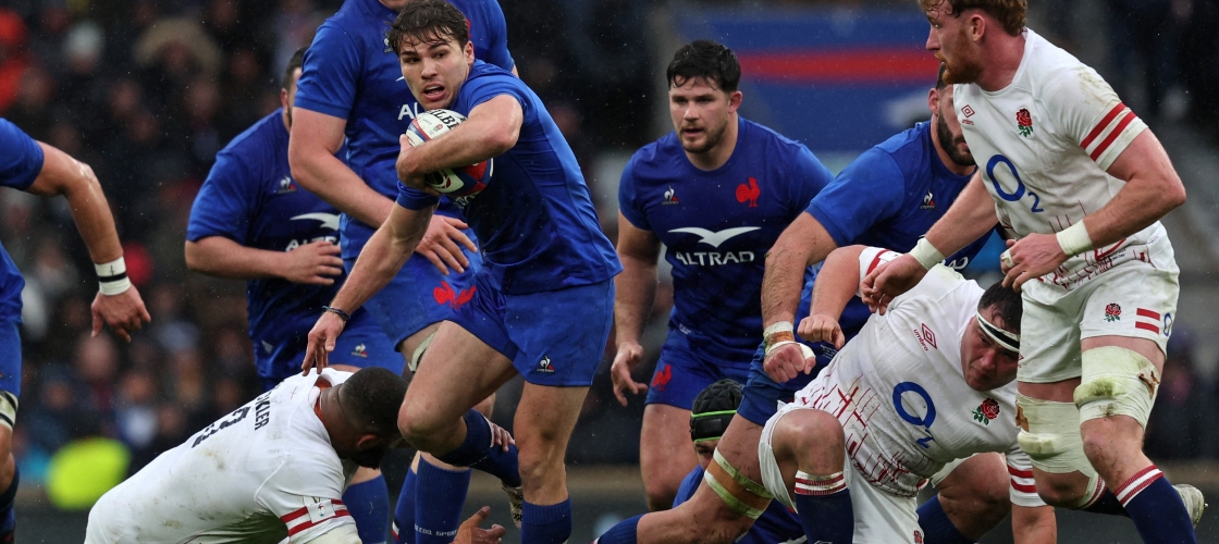 Le demi de mêlée français Antoine Dupont fait une percée lors du match international de rugby à XV des Six Nations entre l'Angleterre et la France au stade de Twickenham, au sud-ouest de Londres, le 11 mars 2023