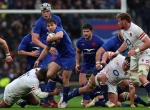 Le demi de mêlée français Antoine Dupont fait une percée lors du match international de rugby à XV des Six Nations entre l'Angleterre et la France au stade de Twickenham, au sud-ouest de Londres, le 11 mars 2023