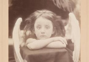 Julia Margaret Cameron I Wait [J’attends], 1872 Tirage albuminé. © The Royal Photographic Society Collection at the V&A