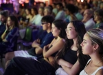 Groupe de personnes assis sur une chaise assistant à une conférence