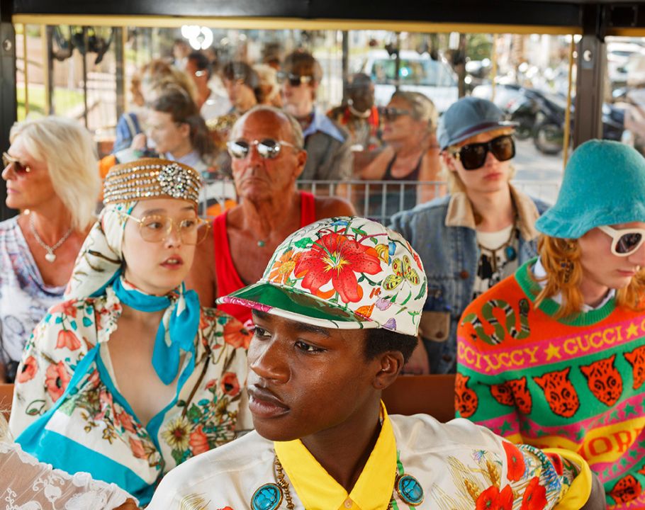 Groupe de personnes dans un bus