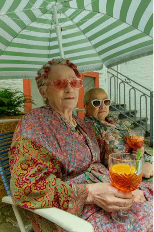 Deux femmes sous un parasol