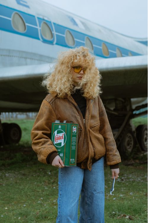 Une femme devant un avion