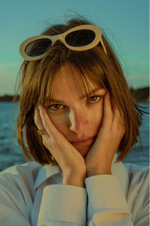 Une femme avec des lunettes sur la tête