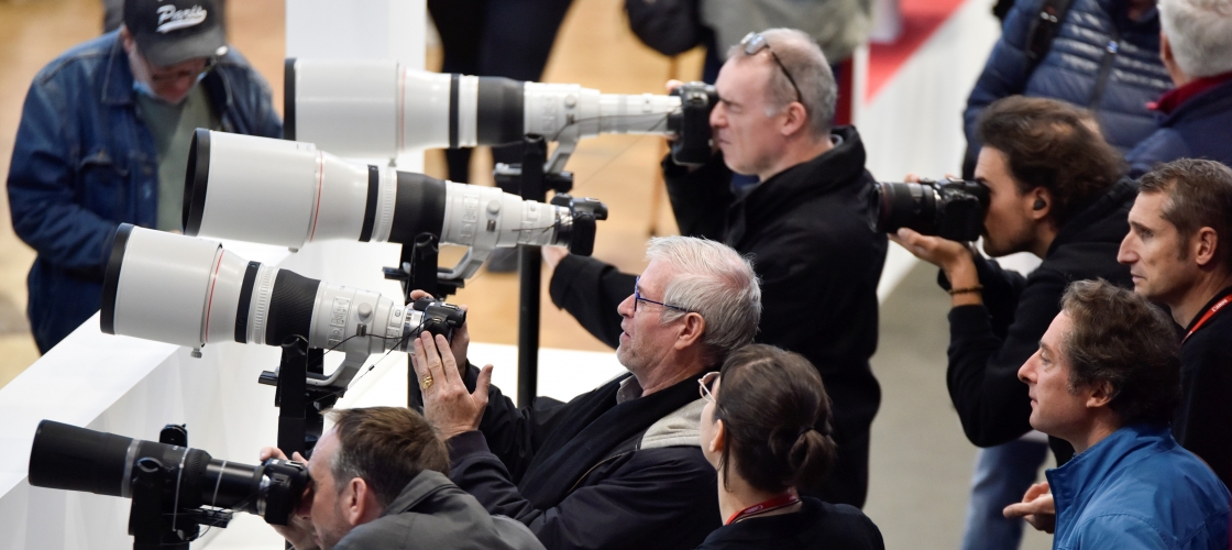 Plusieurs personnes en train de prendre des photos