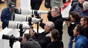 Plusieurs personnes en train de prendre des photos